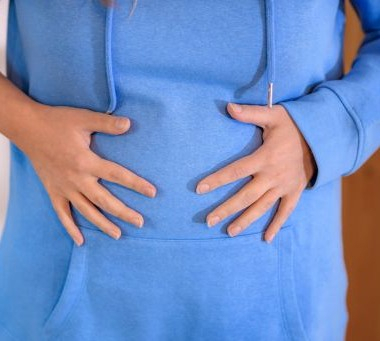 Nadýmání a nadměrná plynatost: Jaké jsou příčiny, jak je rozpoznat a jak pomoci